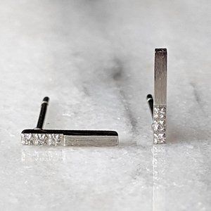 💥3 for $30💥 NWT Lovoda Silver Bar Studs